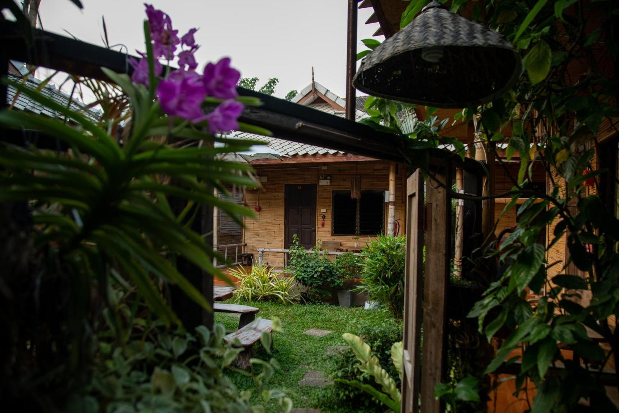 Boutique Hotel & Restaurant, Jaidee Bamboo Huts Чиангмай Екстериор снимка